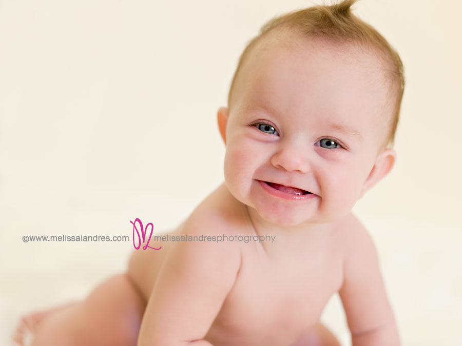 baby-crawling-big-smiles-professional-baby-photographer-melissa-landres